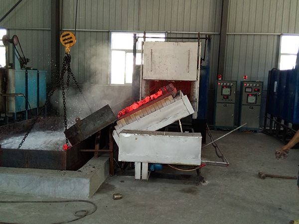 翻轉(zhuǎn)臺(tái)車(chē)淬火爐